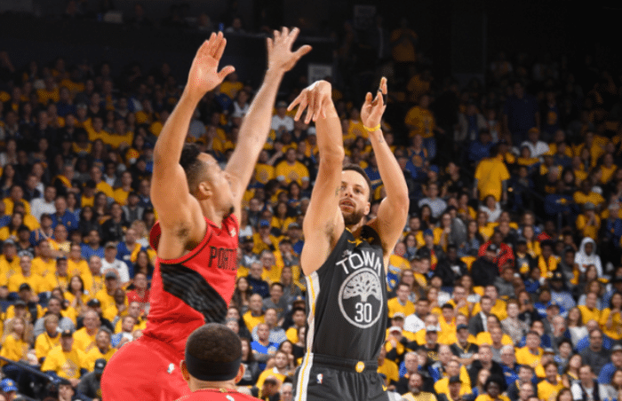  库里单节轰下二十分，勇士泼水难挡勇夺胜局