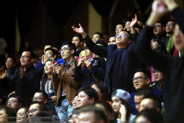  科隆主场球迷助威声浪，激励球队拿下关键三分